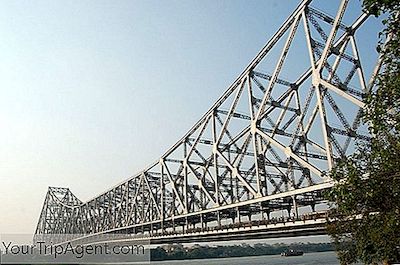 En Kort Historia Om Howrah Bridge, En Av Världens Mest Trafikerade Broar