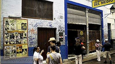 La Bodeguita Del Medio简介：古巴最受欢迎的酒吧