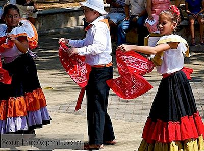 Una Introducción Al Vestido Nacional De Costa Rica