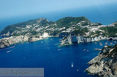 12 เหตุผลในการเยี่ยมชมเกาะ Ponza, เกาะสวรรค์ที่ซ่อนอยู่ของอิตาลี