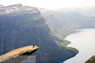 26 กราม - วางรูปภาพของ Trolltunga นอร์เวย์ของตำนานหน้าผา