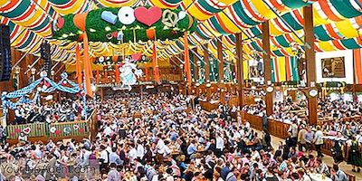 आपको पता होना चाहिए कि 5 प्रसिद्ध Oktoberfest गाने