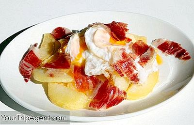 Introduzione A Huevos Rotos, Delicious Egg E Piatto Di Patate Di Madrid
