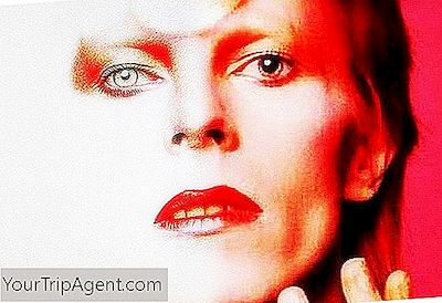 Superstar Internacional David Bowie Passou Um Dos Períodos Mais Frutíferos De Sua Célebre Carreira - 1976-1979 - Vivendo Em Berlim Com O Colega Músico Iggy Pop. Durante Esse Tempo, Ele Se Manteve Separado De Drogas E Álcool Em Uma Cidade Dividida. Bowie Conhecia Uma Berlim Diferente Da Que Existe Hoje.