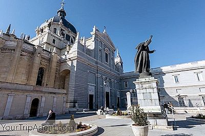 阿尔穆德纳大教堂的简史在马德里