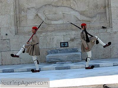 Une Brève Histoire Des Evzones, La Garde Présidentielle De Grèce