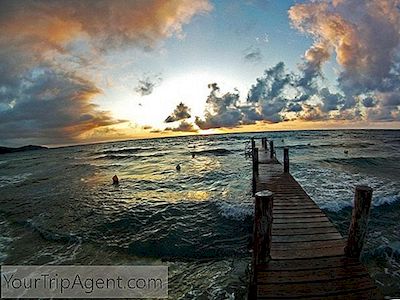 Sejarah Singkat Plage De Tahiti, Pantai Nudist Paling Ikonik