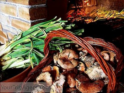 Calçotada: Una Guía Para La Locura Catalana De Cebolla