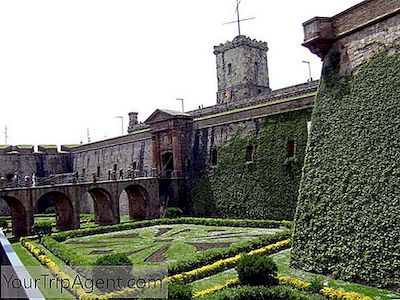 Castelul Montjuïc Din Barcelona Nu Este Doar Monumentul Medieval Idilic Pe Care Îl Pare A Fi. Traseul Turistic Din Barcelona, ​​Dar În Trecutul Prea Îndepărtat, A Fost O Parte Mult Mai Întunecată La Acest Sit Istoric.