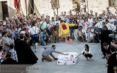 엘 Colacho : 스페인의 베이비 점프 축제 뒤에 이야기