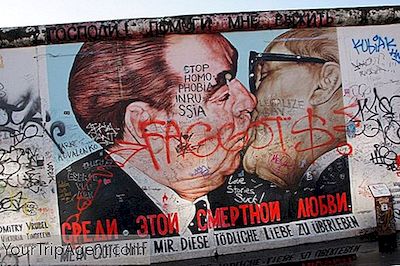 Exploring Berliinin East Side Gallery