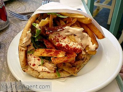 อาหารกรีกอธิบาย: Souvlaki Vs. Gyro
