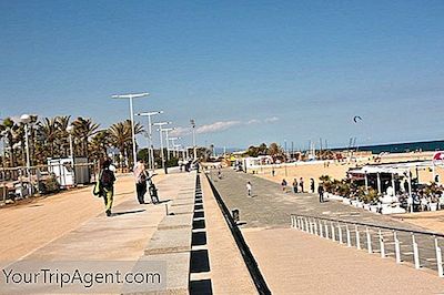 Una Guía Local De La Playa De Bogatell, Barcelona