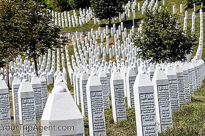 Srebrenica: วิธีการเยี่ยมชมไซต์ของการฆ่าล้างเผ่าพันธุ์ที่ยิ่งใหญ่ที่สุดของบอสเนีย