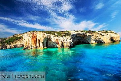 Bienvenue Dans Les Grottes Bleues, Les Eaux Mystérieuses D'Azur En Grèce