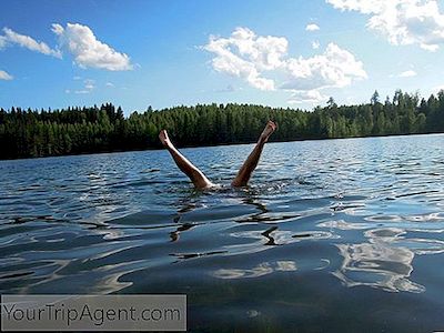 最寄りの10の湖で泳ぐ