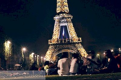 Parijs Om Eiffeltoren Roze Te Schilderen