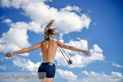 Mengapa Wanita Pergi Tanpa Atap Di Pantai Playa Del Carmen?