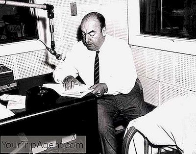 บทกวีที่มีชื่อเสียงที่สุดโดย Pablo Neruda