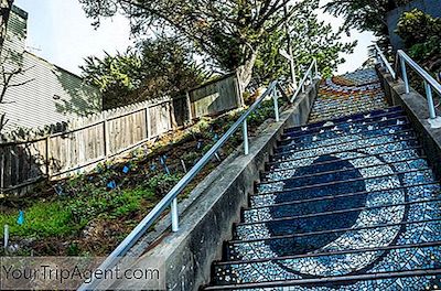 Atravessando A 16Th Avenue De San Francisco Passos Em Azulejo